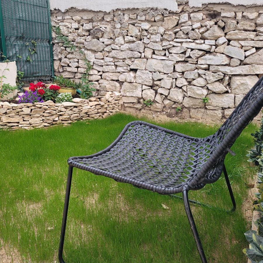 Au Calme. *